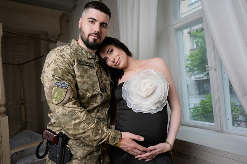 "Наш козаче": Мезенцева показала новонародженого сина у вишиванці та оголосила його ім'я