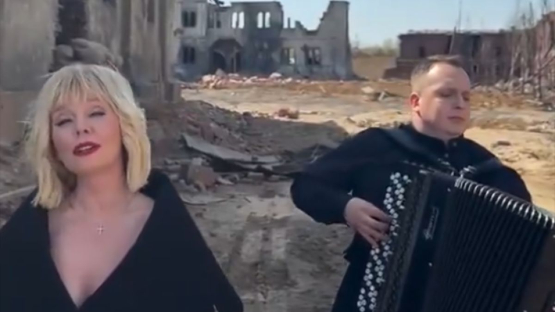 Настоящее лицо "русского мира", &ndash; путинистка Валерия исполнила советскую песню на фоне руин