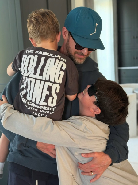 "Немає більшої нагороди": Джастін Тімберлейк замилував обіймами з синами від Джессіки Біл. Фото