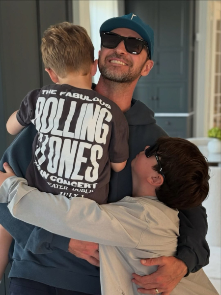 "Немає більшої нагороди": Джастін Тімберлейк замилував обіймами з синами від Джессіки Біл. Фото