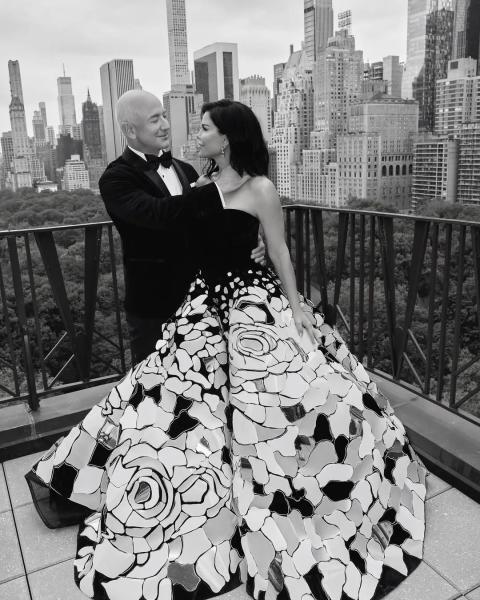 От тайного романа до "свадьбы года": история любви Джеффа Безоса и Лорен Санчес