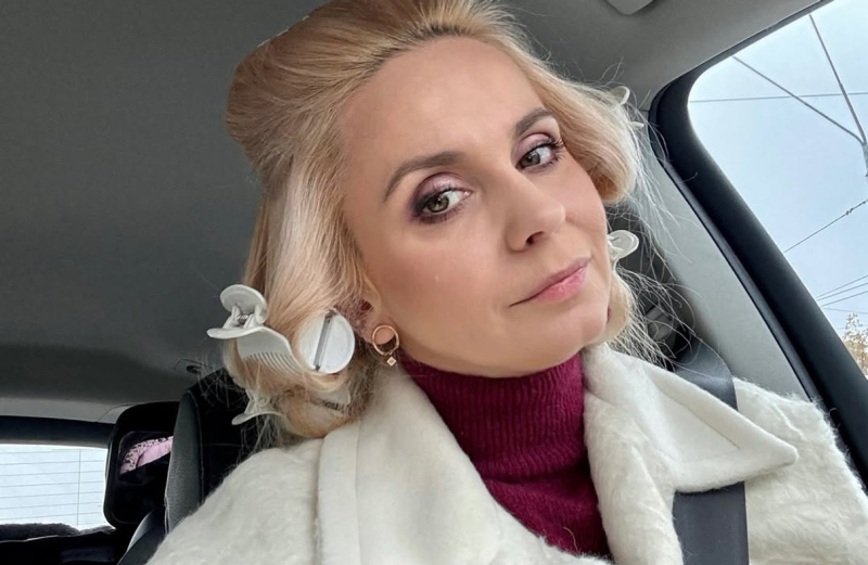 Ребрик у бігудях пожалілася на мамський режим та показалася зі своїм "фанклубом"