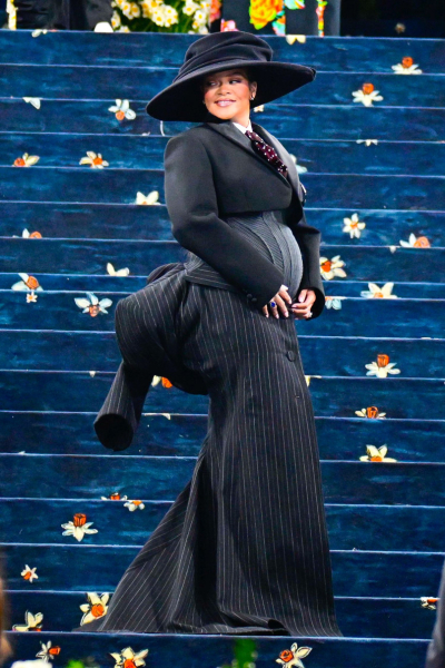 Ріанна на Met Gala 2025 оголосила, що стане мамою втретє. Фото