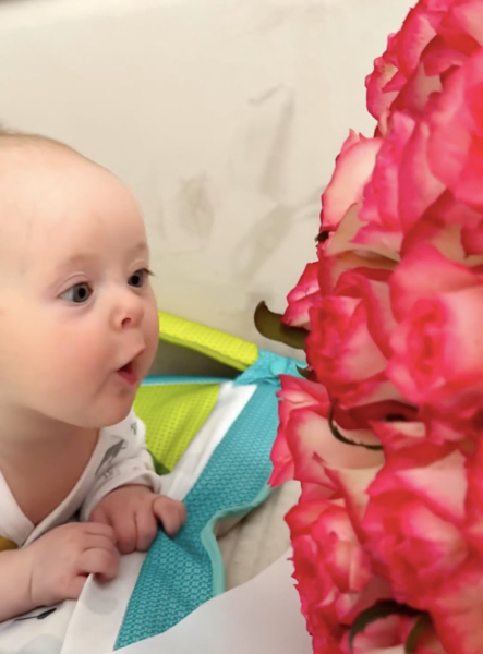 Сагайдачна замилувала реакцією 5-місячної доні на подаровані мамі троянди. Фото