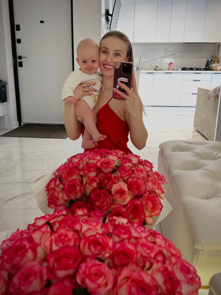 Сагайдачна замилувала реакцією 5-місячної доні на подаровані мамі троянди. Фото