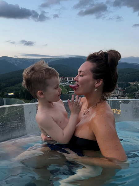 Саліванчук у різних бікіні посвітила апетитними формами на відпочинку в Буковелі. Фото