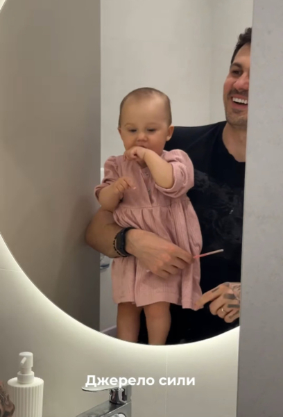 "Серце нашої родини": Татарінцева в день народження Кота замилувала його розвагами з 10-місячною дочкою. Відео