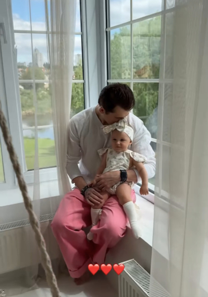 "Серце нашої родини": Татарінцева в день народження Кота замилувала його розвагами з 10-місячною дочкою. Відео