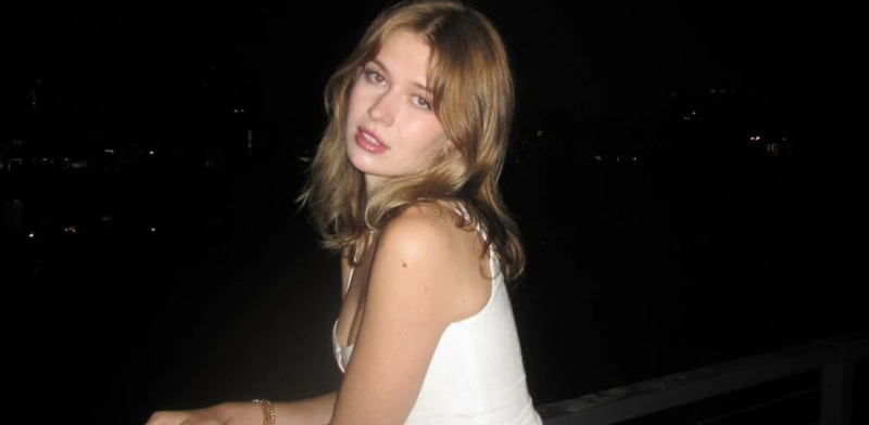 Старша дочка Брежнєвої у куценьких шортах похвалилася вмінням пити з двох келихів