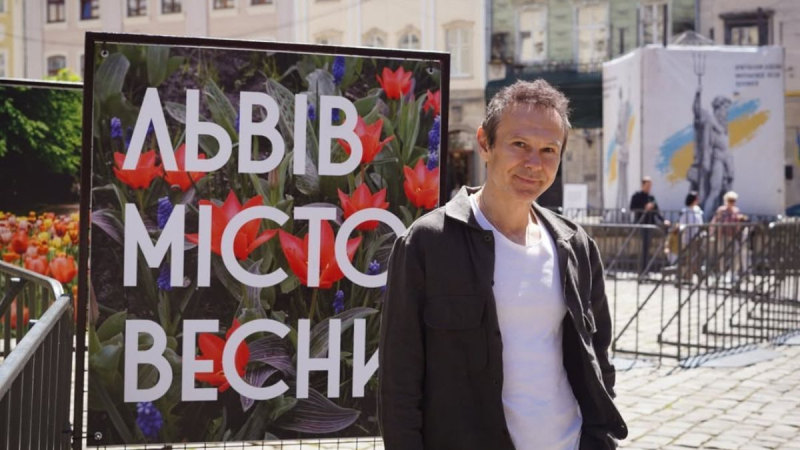 Святослав Вакарчук показался с мамой и рассказал о своей поездке во Львов