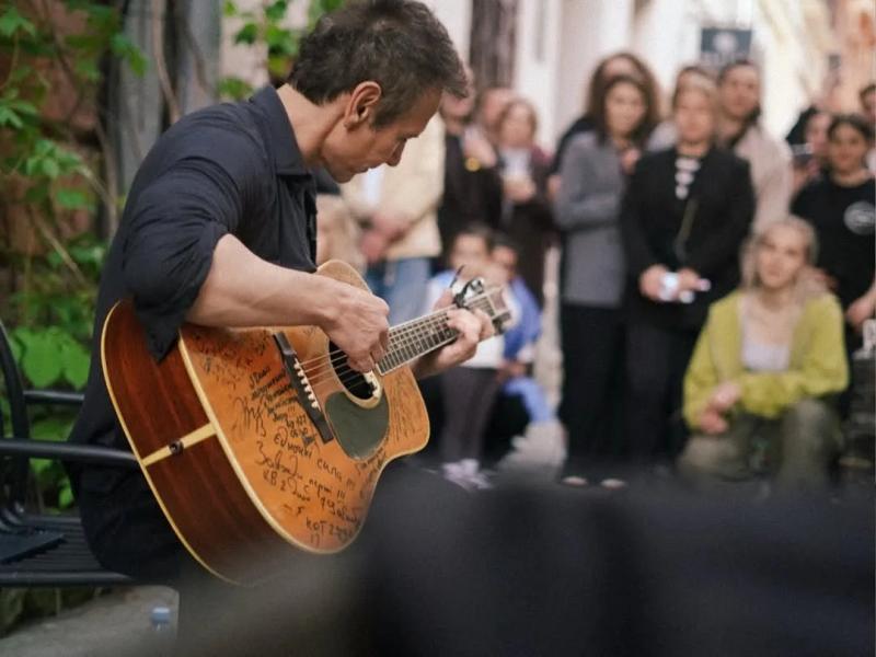 Святослав Вакарчук показался с мамой и рассказал о своей поездке во Львов