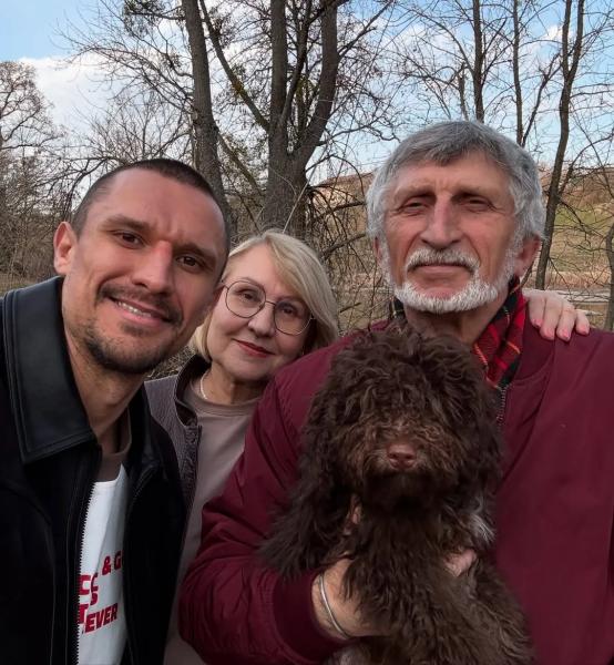Тарас Цимбалюк замиловал фотографией с родителями: на кого похож актер