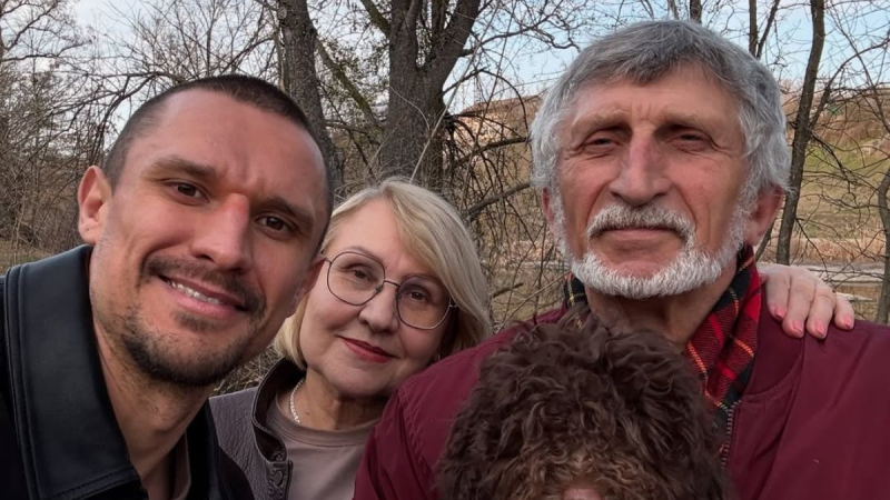 Тарас Цимбалюк замиловал фотографией с родителями: на кого похож актер