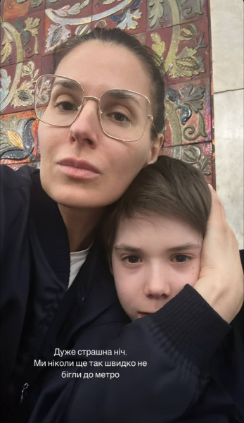 "Вночі наші міста накриває пекло": Єфросиніна з сином показалася у метро під час обстрілу і звернулася до іноземців