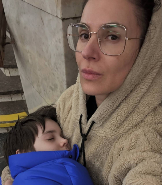 "Вночі наші міста накриває пекло": Єфросиніна з сином показалася у метро під час обстрілу і звернулася до іноземців