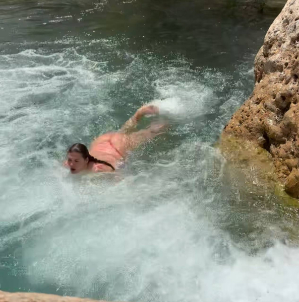Заріцька у бікіні поплескалася у водоспаді і показала рандоми з подорожей
