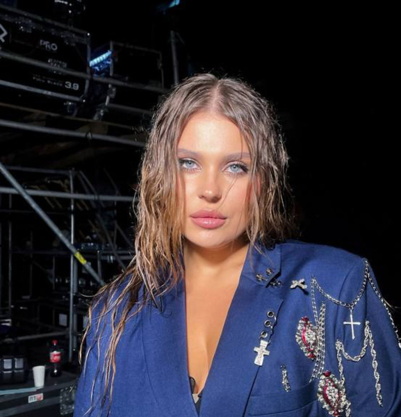 Заріцька у червоному купальнику посвітила соковитими формами на пляжі