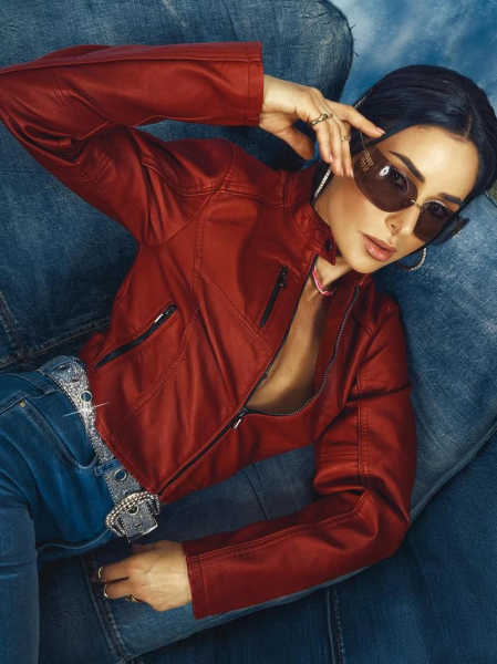 Злата Огнєвіч оголила груди у новій фотосесії