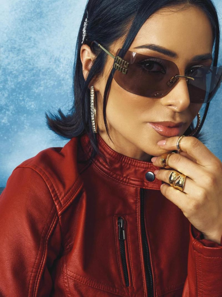 Злата Огнєвіч оголила груди у новій фотосесії