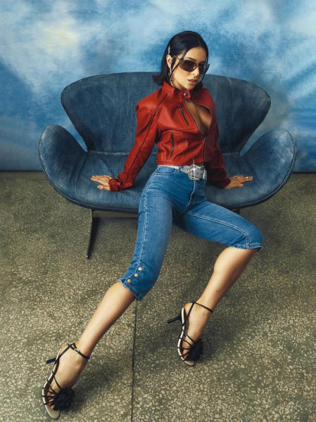 Злата Огнєвіч оголила груди у новій фотосесії