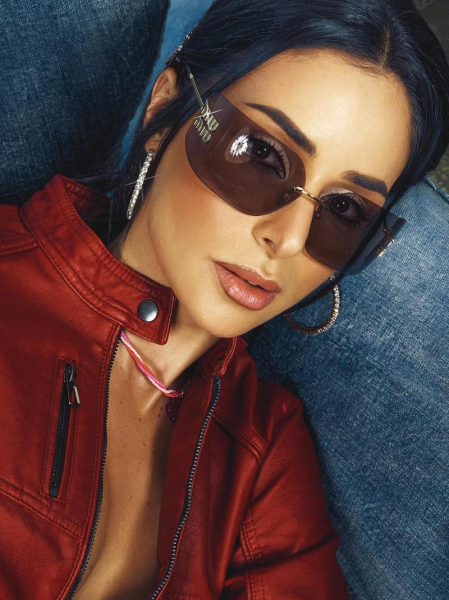 Злата Огнєвіч оголила груди у новій фотосесії