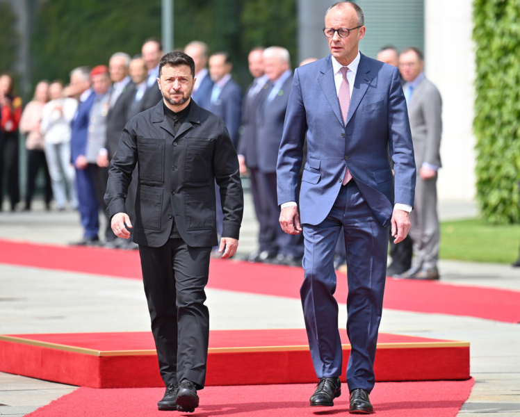 Змінив стиль? Зеленський у Берліні з'явився у незвичному блейзері. Фото