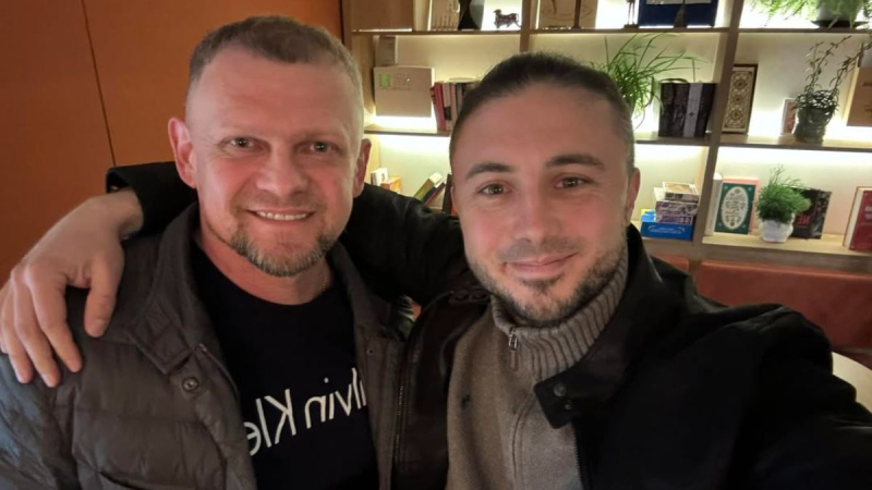 Звезда "Витальки" Гарик Бирча, который в ВСУ, приехал в Киев и встретился с Тарасом Тополей